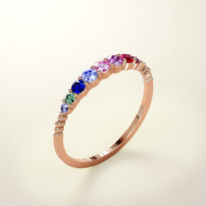 Memoire Ring aus Roségold mit Regenbogen Saphiren  im Verlauf, seitlich abgebildet. Von FENA daily Jewellery.