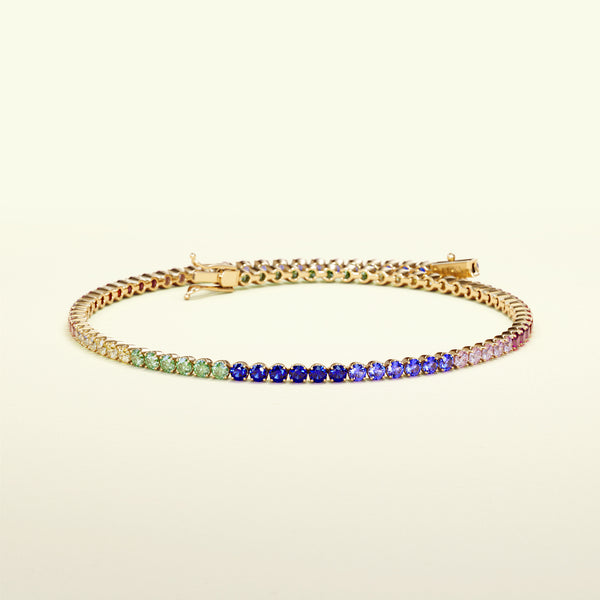 Klassisches Tennisarmband aus Gelbgold mit Regenbogen Saphiren. Von FENA daily Jewellery.