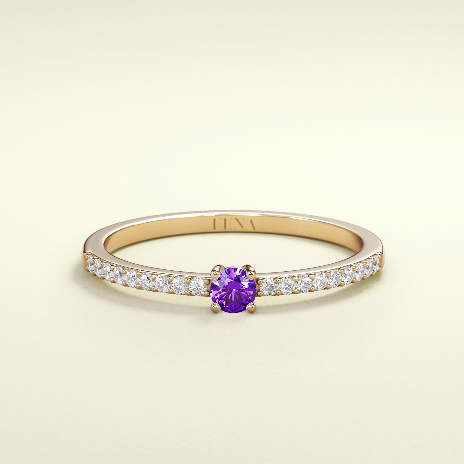 Birthstone Ring Februar in Gelbgold mit Amethyst und Diamanten. Von FENA daily Jewellery.