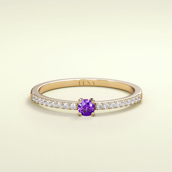 Birthstone Ring Februar in Gelbgold mit Amethyst und Diamanten. Von FENA daily Jewellery.