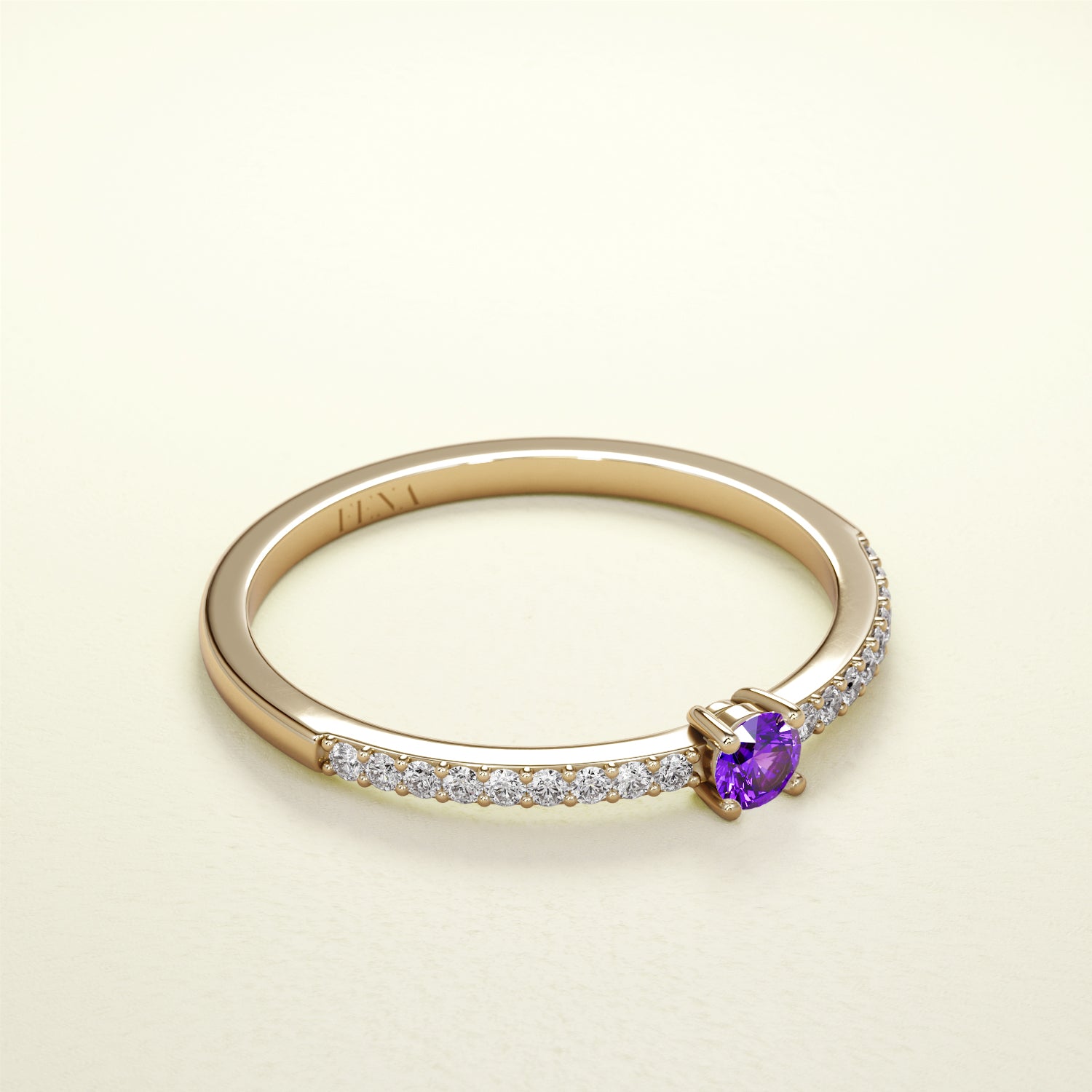 Birthstone Ring Februar in Gelbgold mit Amethyst und Diamanten. Von FENA daily Jewellery.