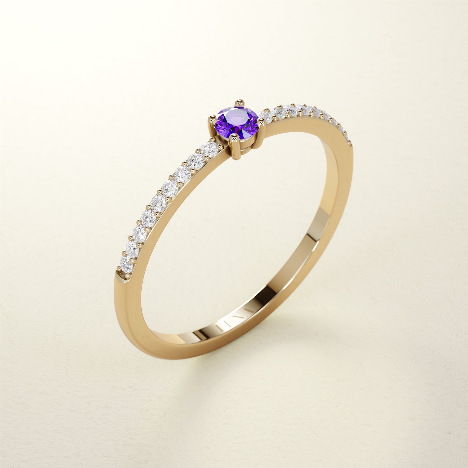 Birthstone Ring Februar in Gelbgold mit Amethyst und Diamanten. Von FENA daily Jewellery.