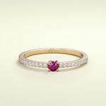 Birthstone Ring Jänner in Gelbgold mit rotem Granat und Diamanten. Von FENA daily Jewellery.