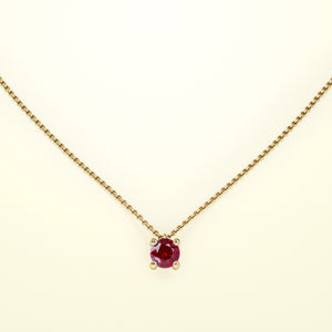 Birthstone Halskette Jänner in Gelbgold mit rotem Granat. Von FENA daily Jewellery.